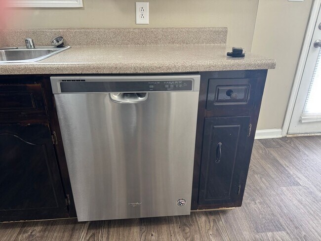 Building Photo - $1425/18 month lease or $1450/12 month lease.