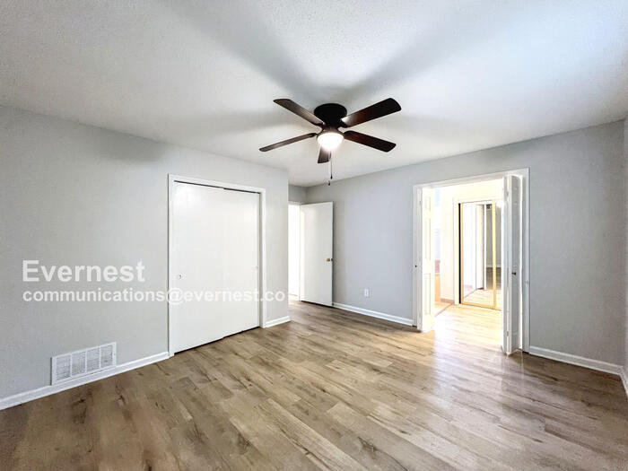 Building Photo - 5697 Tulip Tree Dr