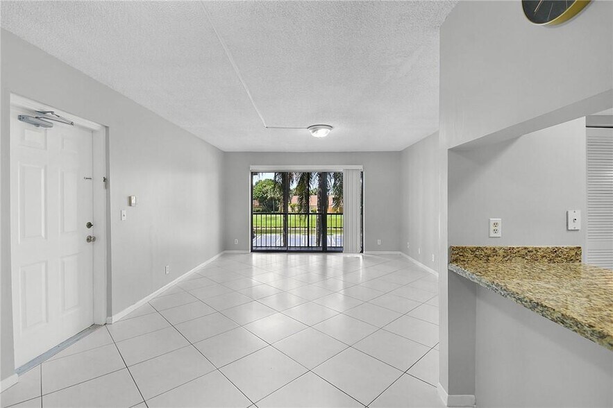 Building Photo - 1008 Green Pine Blvd