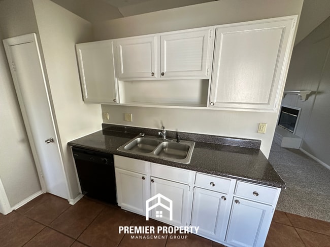 Building Photo - Charming 3BR/2BA Memphis Home w/ Vaulted Ceilings, Fireplace & Fenced Backyard