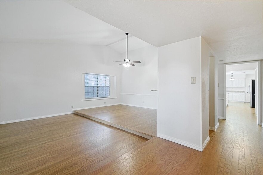 Building Photo - 2825 Windsor Dr