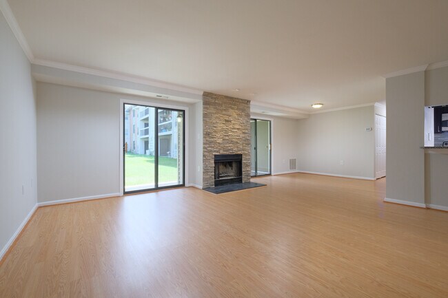 Building Photo - Renovated Entry Level - Castle Harbour Con...