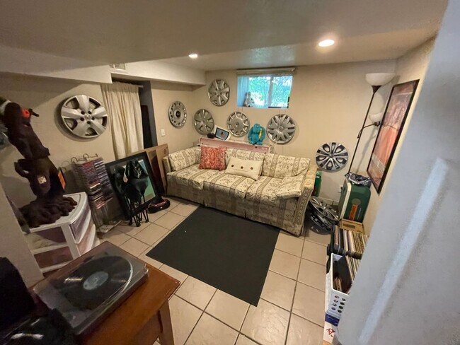 Building Photo - Duluth MN - 6 Bed - 3 Bath - Single Family...