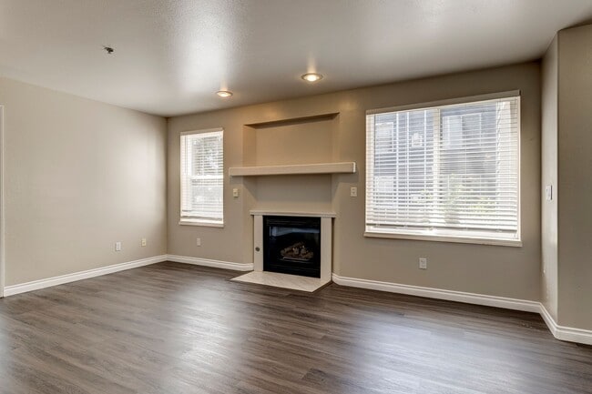 Building Photo - 2 Bed 1 Bath Condo with an Office!