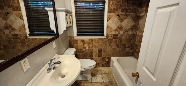 Building Photo - 4 bedroom home in North Columbus
