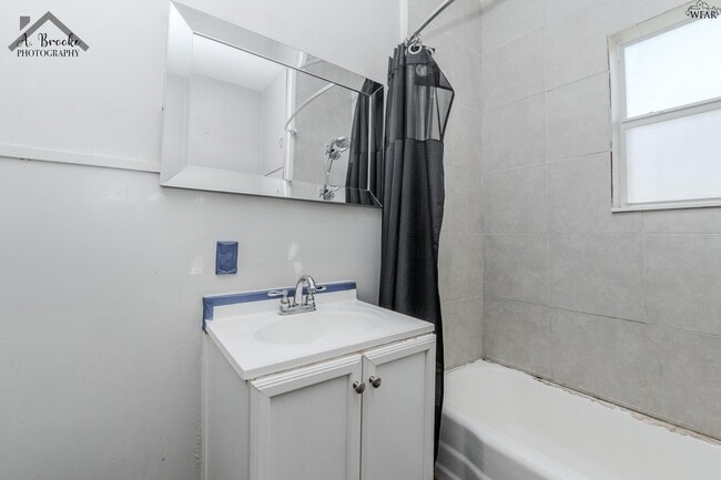 Building Photo - 603 E 4th St