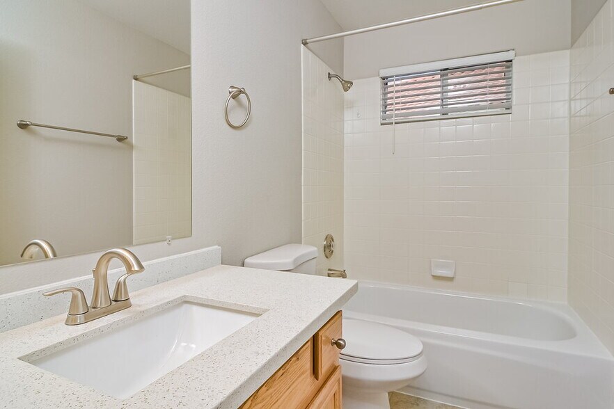 Building Photo - 1758 St Thomas Dr