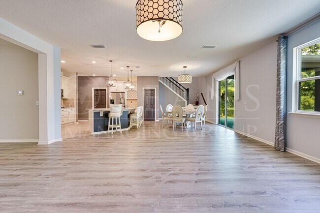 Building Photo - Spacious 4 Bedroom Home with Loft – Prime ...