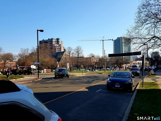 Building Photo - 444 Bedford St