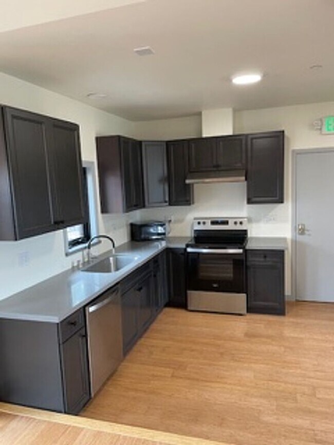 Building Photo - Please call Shami at (415) 225-2543 to sch...