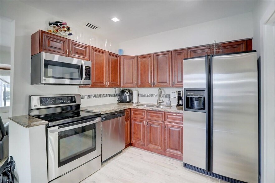 Building Photo - 1531 NE 15th Ave