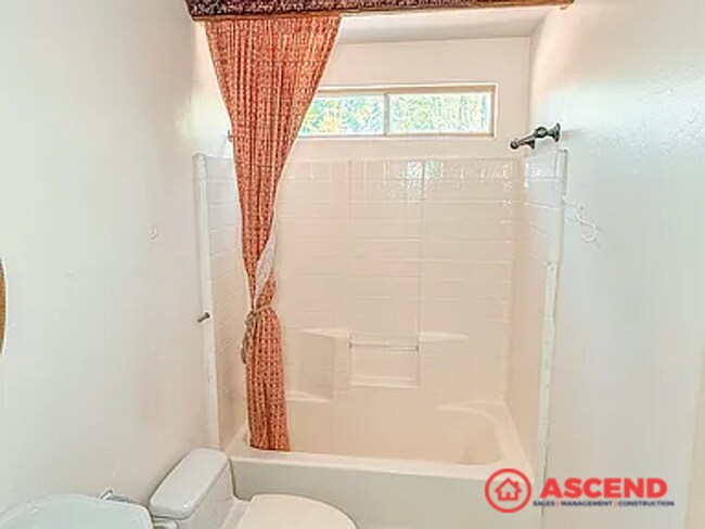 Building Photo - 4 Bedroom Home In Rosedale!!