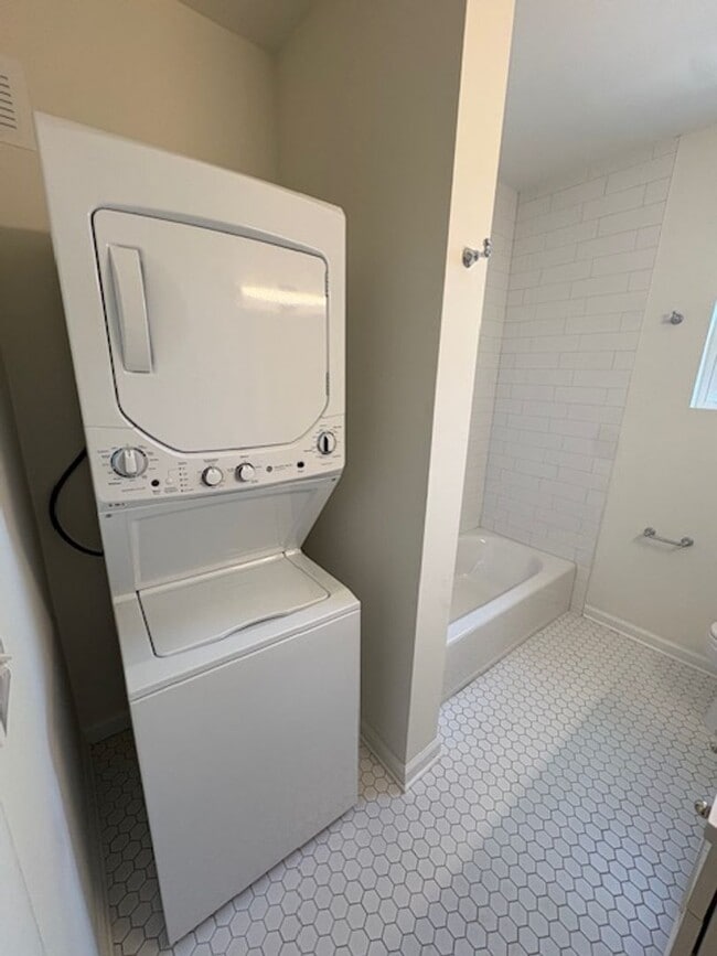 Building Photo - Newly Renovated Three Bedrooms Condo in South Windermere