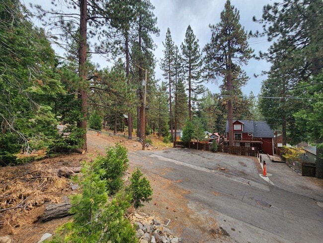 Building Photo - 221 - Steelhead Ave Duplex