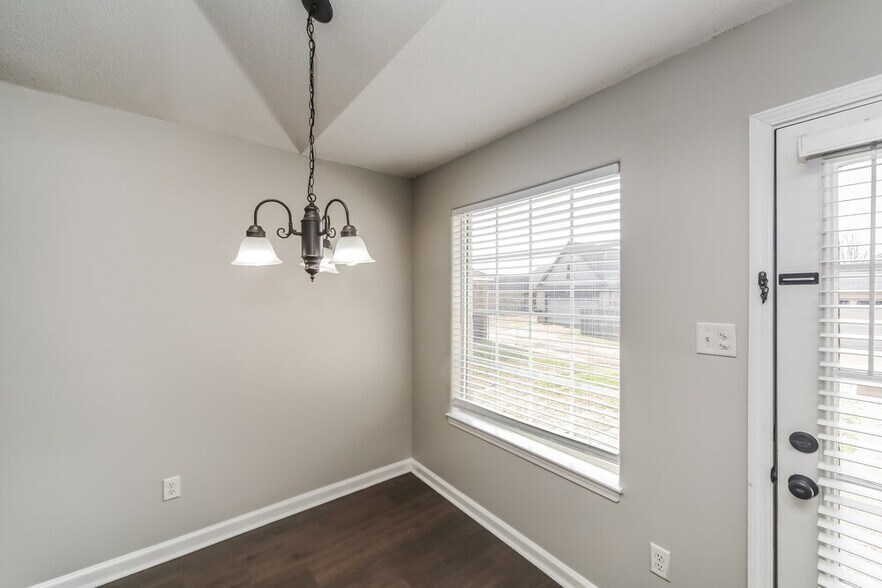 Building Photo - 1719 Brentford Cove