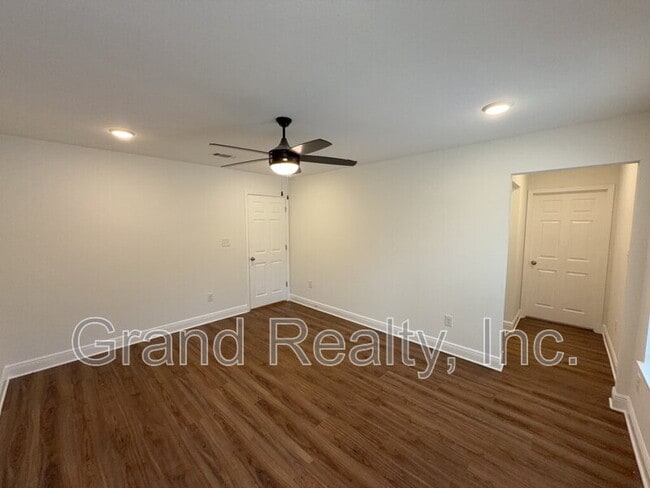 Building Photo - 5098 Bruner St