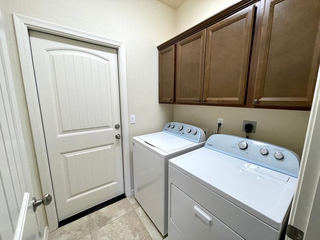 Building Photo - Beautiful 3 Bedroom Home in Southern Vistas w/ Solar!