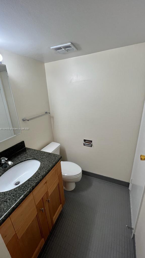 Building Photo - 20500 W Country Club Dr