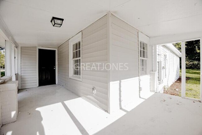Building Photo - Charming 2 Bedroom in LaGrange!