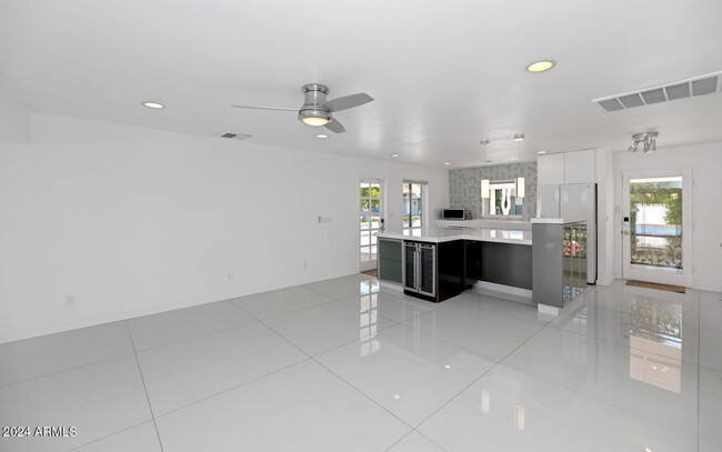 Building Photo - 4222 E Indianola Ave