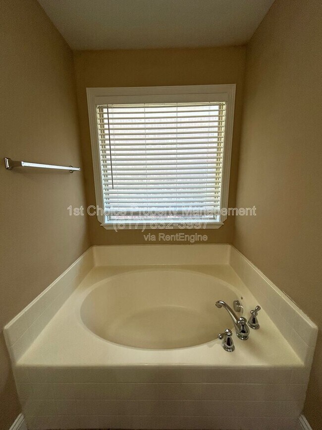 Building Photo - 5865 Fir Tree Ln