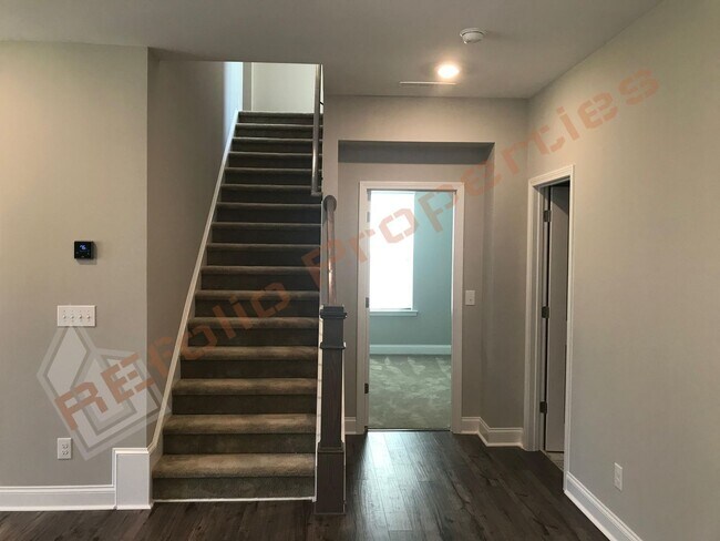 Building Photo - Grand 5 Bedroom 3 Baths House w/1st FL gue...