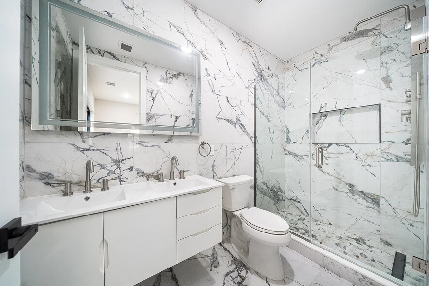 Master Bedroom Bathroom - 99 Hague St
