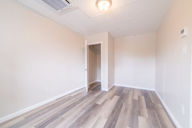 Building Photo - Spacious 2-Bedroom Apartment with Bonus Ro...