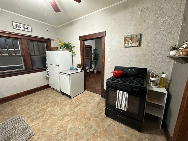 Building Photo - 2 bed, 1 bath home for rent in Waterloo