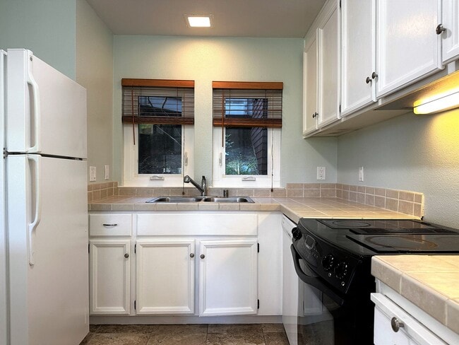Building Photo - Beautiful 1 bed/1 bathroom condo available...