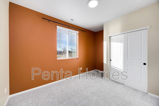 Building Photo - 563 Vicot Wy