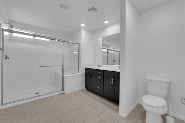 Building Photo - Don't miss out on this beautiful three-bed...