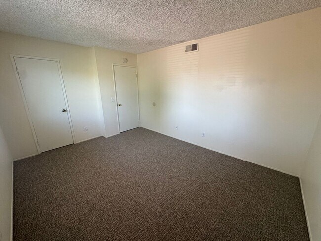 Building Photo - Updated 2 Bed / 1 Bath Condo in Lakeside