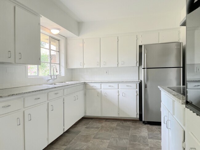 Building Photo - 2102 Ansbury Dr
