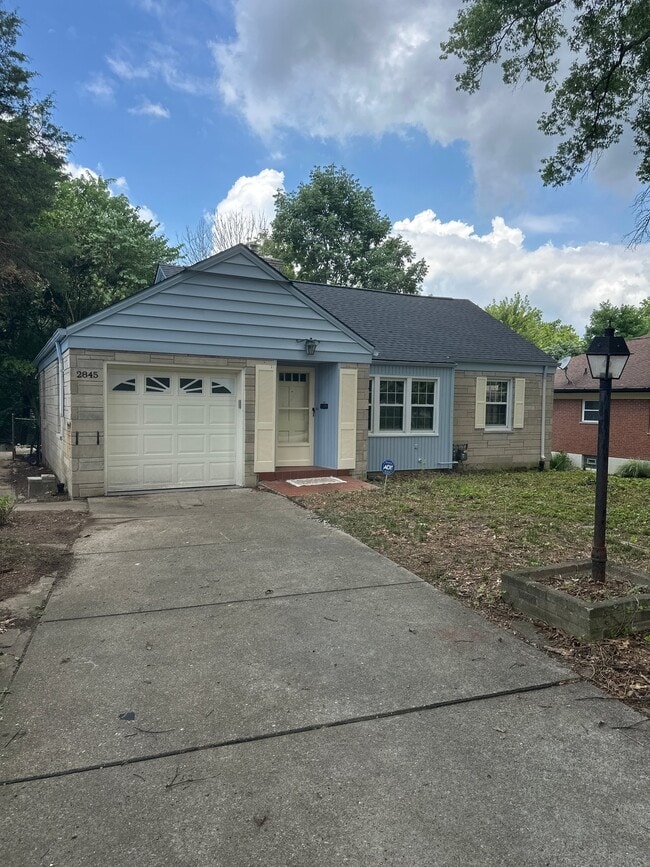 Building Photo - 2845 Dunaway Ave