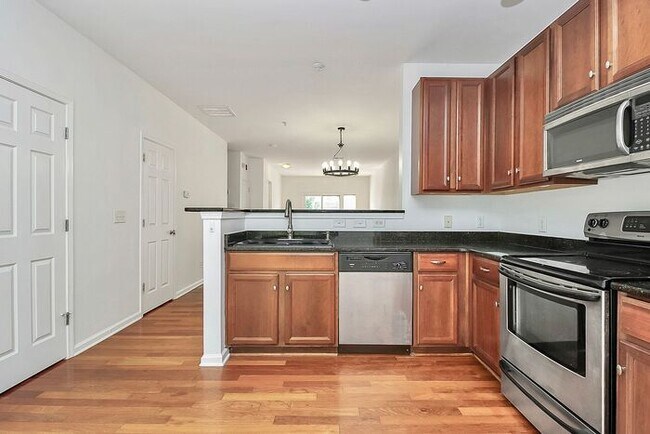 Building Photo - Spacious 2BD/2.5BA Condo in NODA!