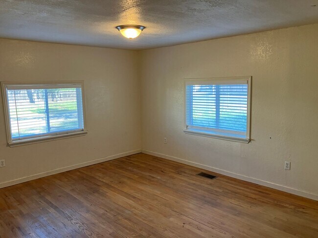 Building Photo - 1351 Leonard Ave