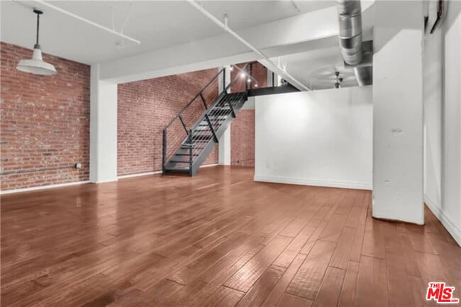 Building Photo - 510 S Hewitt St