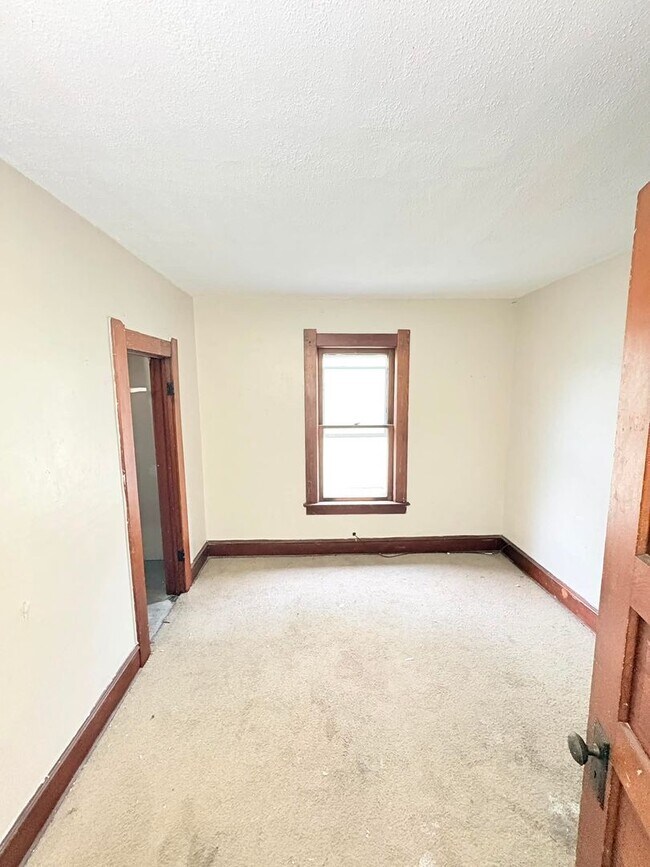 Building Photo - 221 Knower St
