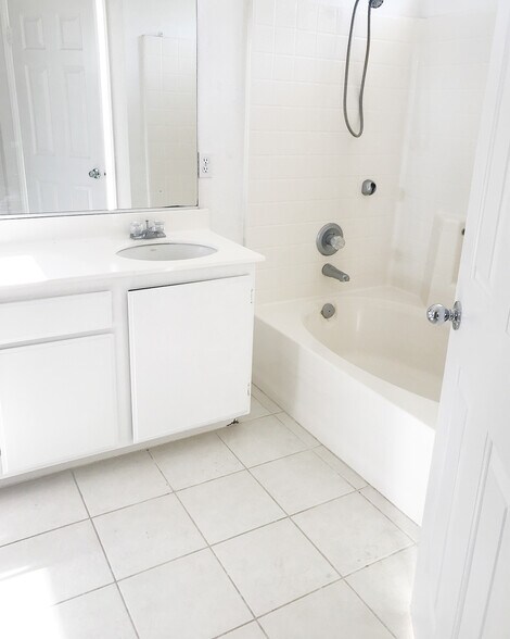 Upstairs bathroom - 6 Red Coat Pl