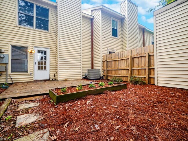 Building Photo - 2407 Rennie Dr
