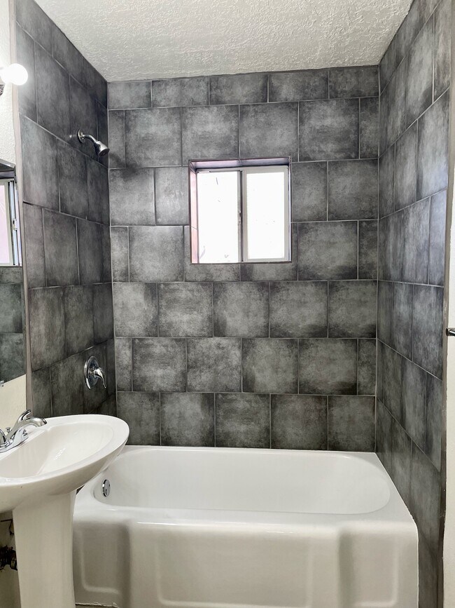 Building Photo - 4301 Mesa Grande Pl SE