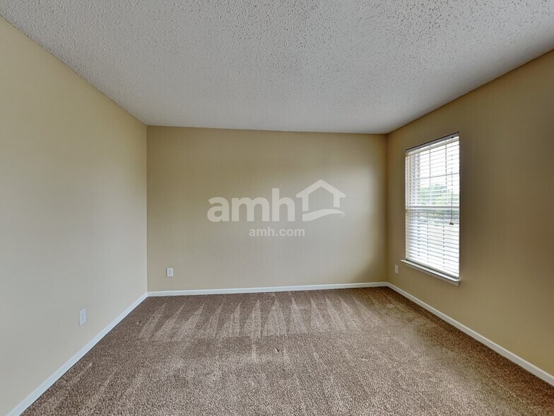 Building Photo - 13993 Meadow Lake Dr