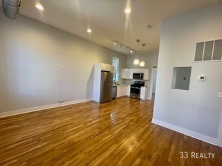 Building Photo - Stunning 2 bed 1 bath located in the heart...