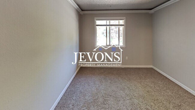 Building Photo - Charming top-floor condo with fully equipp...