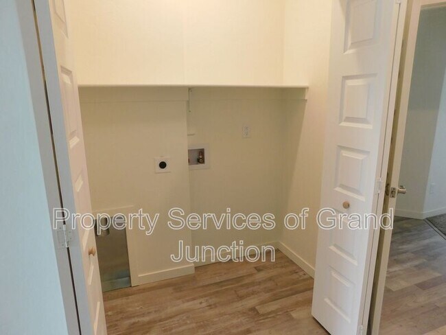 Building Photo - 658 Brookwillow Dr