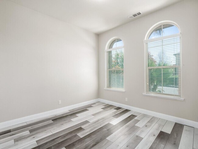 Building Photo - Beautifully Updated 4 Bedroom, 2.5 Bath in North Fresno