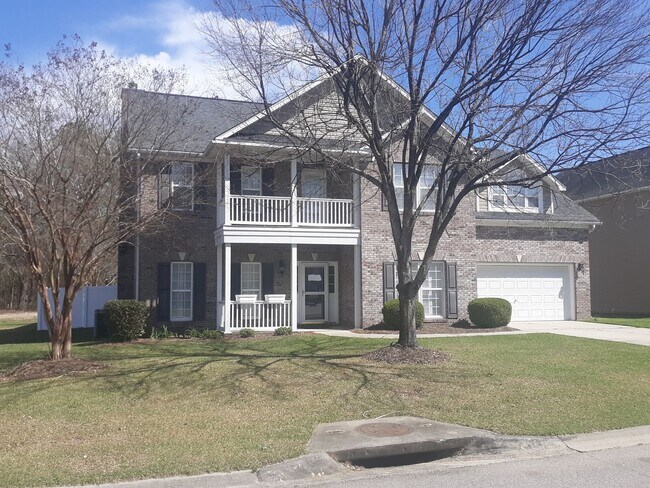 Building Photo - Beautiful and Charming! You Want it and Th...