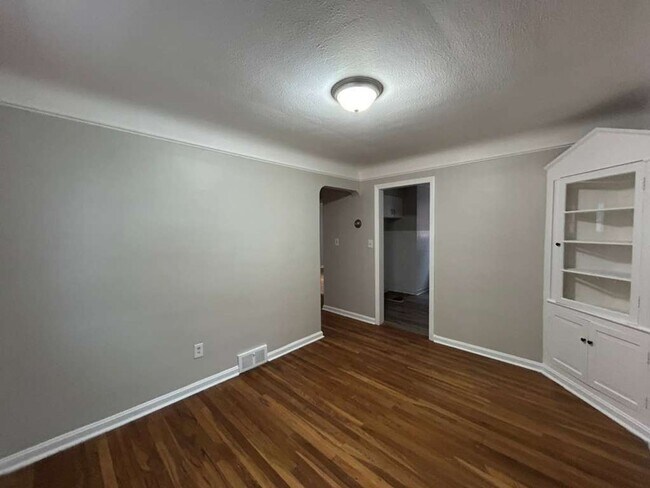 Building Photo - 19181 Lakeshore Blvd