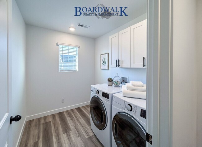 Building Photo - Modern 3-Bed Home with Yard & Amenities